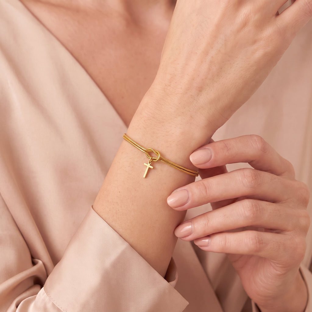 Close-up of the knot on the initial knot bracelet in gold